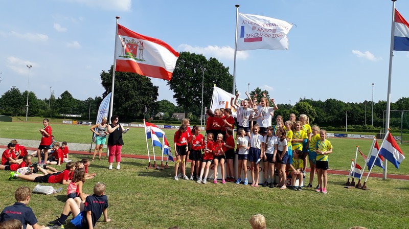 n_Prijsuitreiking atletiek meisjesteams 2.jpg